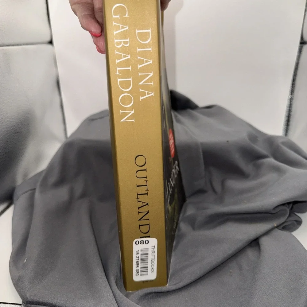 Outlander; Starz Tie-in Edition: A Novel - paperback, Diana Gabaldon, 0553393693